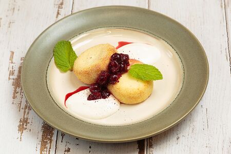 Сырники со сметаной и вишней