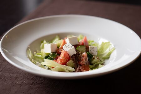 Овощной салат с киноа и сыром фета