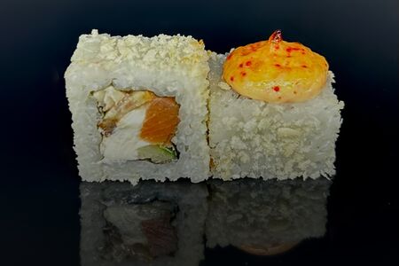 Запеченный ролл с угрем и лососем