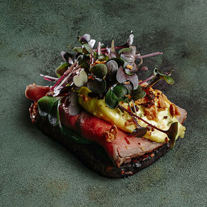 Тартин с ростбифом, печеным перцем и соусом тоннато