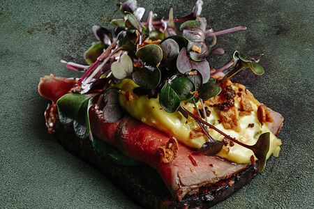 Тартин с ростбифом, печеным перцем и соусом тоннато