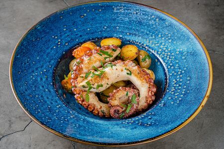 Жареный осьминог с мини-картофелем