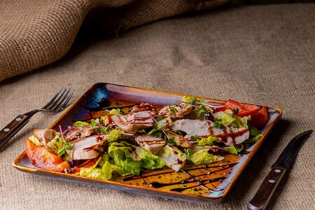 Салат с овощами гриль и куриным филе