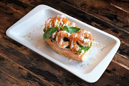 Брускетта с креветками и авокадо