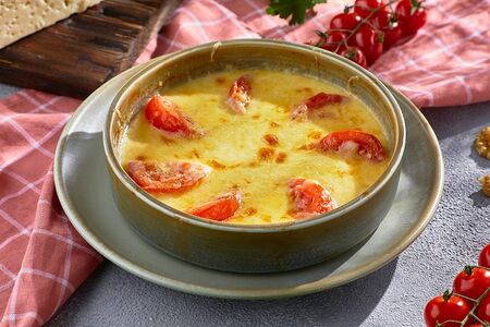 Сулугуни, запеченный с томатами