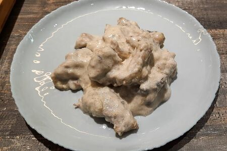 Свинина в сливочном соусе с грибами