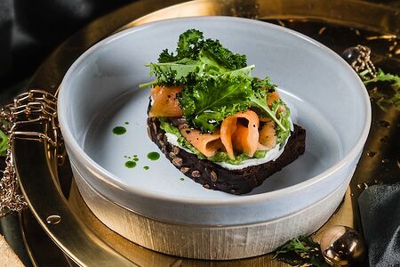 Брускетта с лососем и гуакамоле