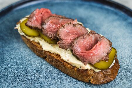 Брускетта с ростбифом