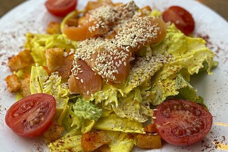 Салат Цезарь с сёмгой