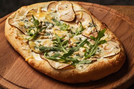 Римская пицца с грушей и горгонзолой