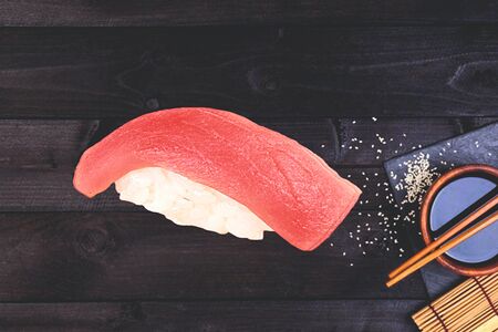 Суши с тунцом