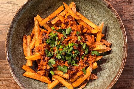 Картофель фри по-домашнему, пикантный говяжий фарш в мексиканском стиле, халапеньо