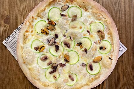 Пицца с морепродуктами и кабачками