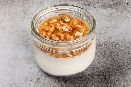 Мацони с орехом