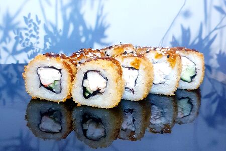 Ролл Хот темпура со снежным крабом