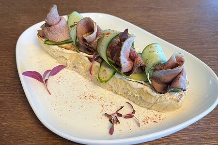 Брускетта с ростбифом