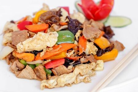 Свинина с древесными грибами и яйцом