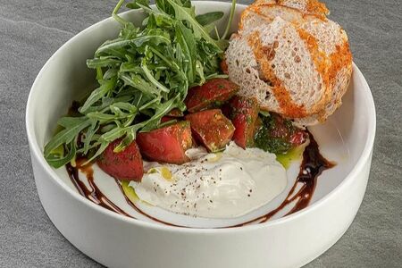 Салат Страчателла с томатами и руколой