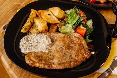 Стейк из cвинoй шеи