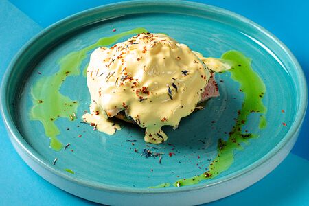 Яйцо Бенедикт с копченым куриным окороком и ветчиной