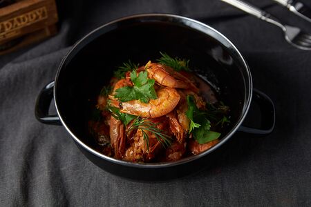 Жареные креветки на огне