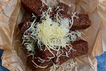 Гренки с чесноком и сыром