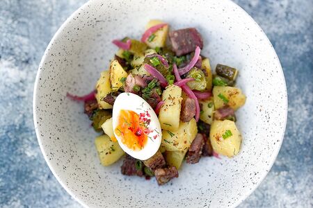 Салат с брискетом, картофелем, яйцом, маринованным огурцом и луком