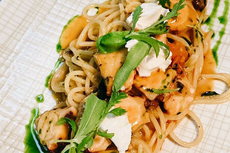 Спагетти с осьминогом, помидорами черри и козьим сыром