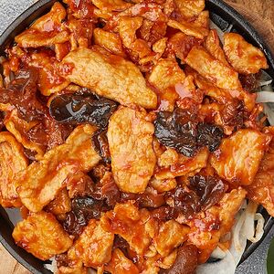 Խոզի միս սև սնկով և սոուսով տախտակի վրա