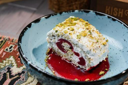 Фисташковый рулет с малиной