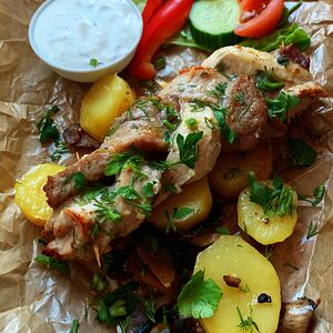 Мясная коса по-княжески с картофелем и соусом