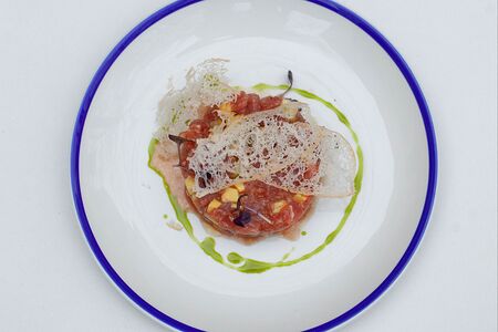 Тартар из тунца, авокадо и томатов