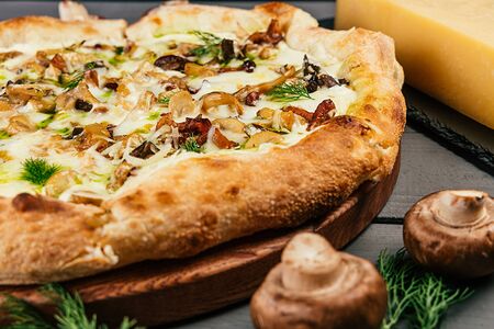 Пицца с лесными грибами