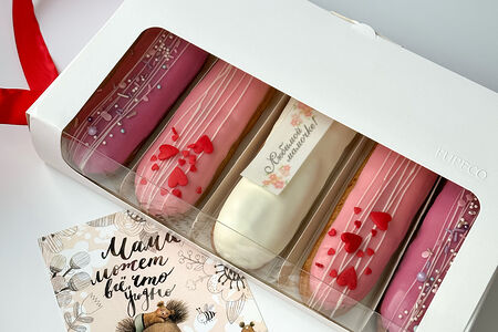 Набор эклеров с кремом маскарпоне и тематическим декором на День Матери