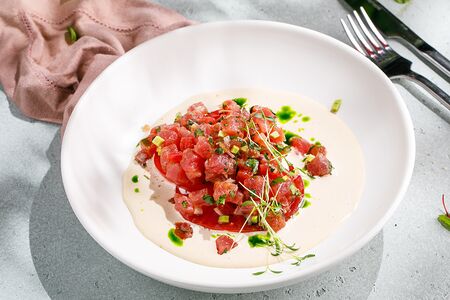 Тартар из тунца с соусом тонато