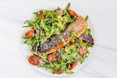 Семга на гриле, пюре, сальса верде, руккола, томаты