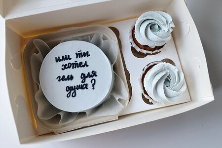 Набор бенто-торт и 2 капкейка на 23 февраля красный бархат