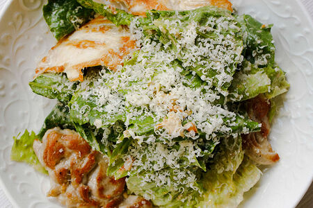 Салат с кукурузным цыпленком и соусом из пармезана