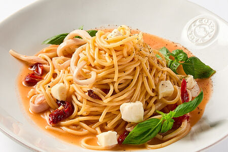 Спагетти с кальмарами и вялеными томатам