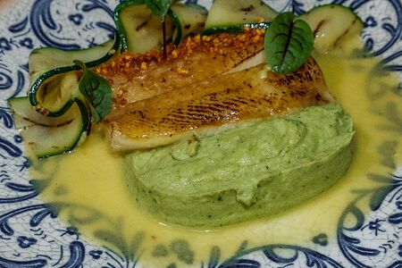 Палтус с пюре из брокколи и соусом из шалфея
