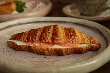 Круассан с лососем и сливочным сыром