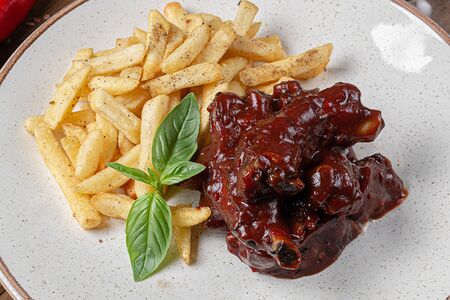 Свиные ребрышки в остром соусе BBQ