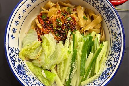 Широкая лапша с овощами в масле