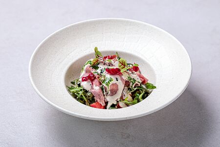 Ростбиф с томатами и соусом тоннато