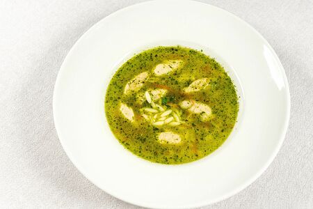 Суп куриный с песто и кнели