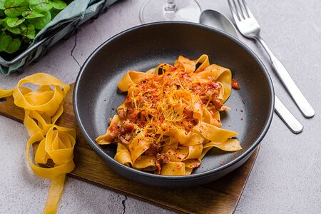 Паппарделле с беконом из говядины в томатном соусе с хлопьями чили