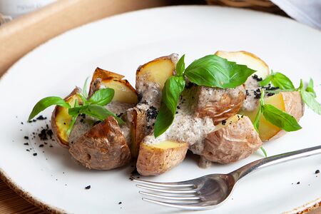 Печеный картофель с трюфельным соусом