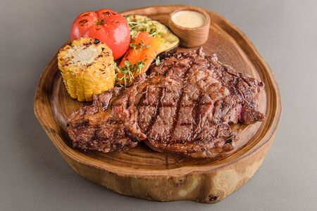 Стейк Рибай с печеными овощами и перечным соусом