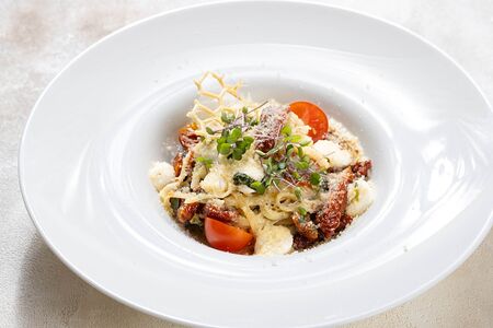 Лингвини с томатами и моцареллой