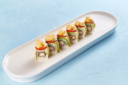 Темпура креветка с авокадо, с клубникой и манго-соусом